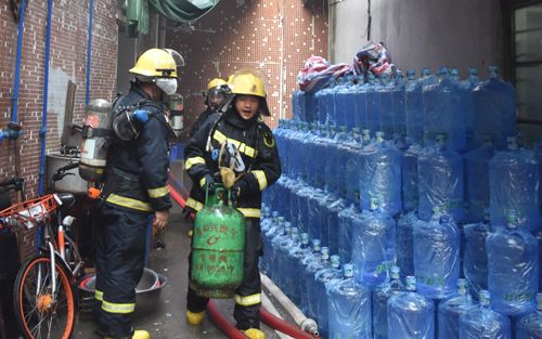 豆浆店起火 消防到场转移8个气瓶