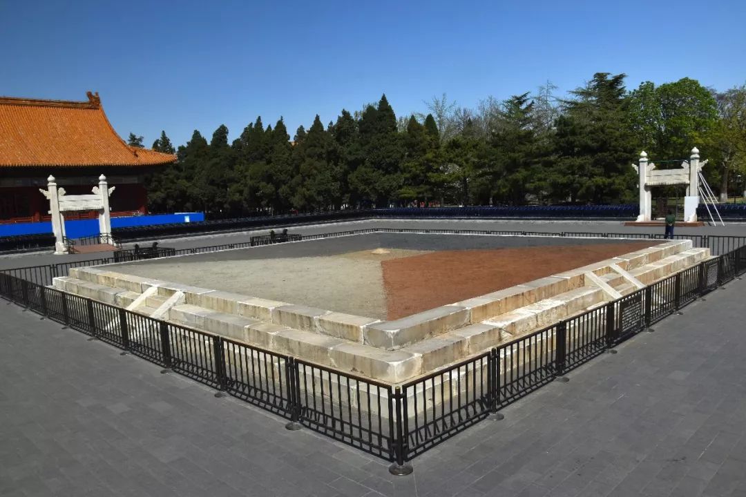 如今,社稷坛五色土采自云南红土,黑龙江黑土,甘肃敦煌白土,黄土高原