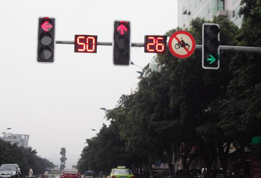 右转不用等红灯，为什么还扣6分？老司机：可能这点没牢记