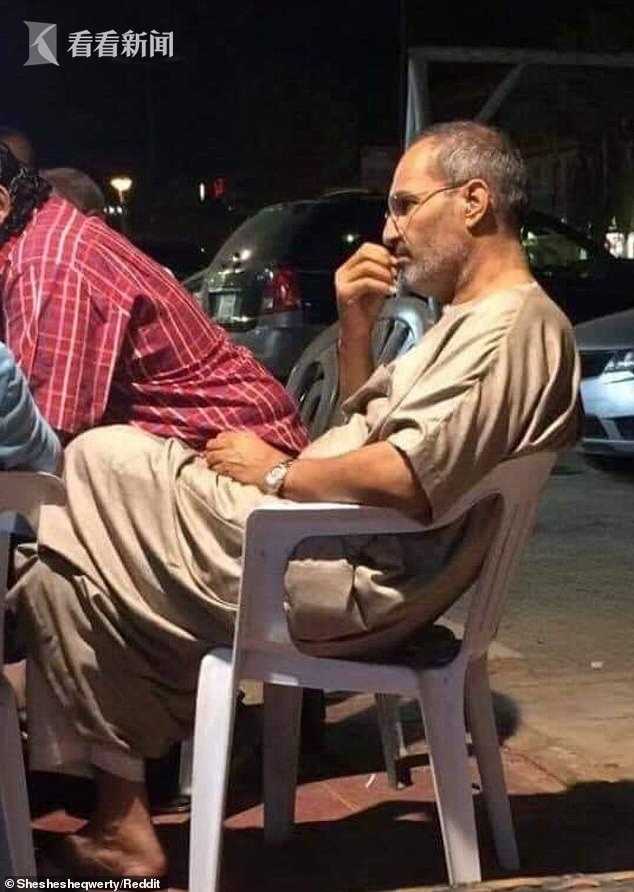 苹果创始人乔布斯“诈死”？有人看到他在埃及开罗街头喝咖啡沉思