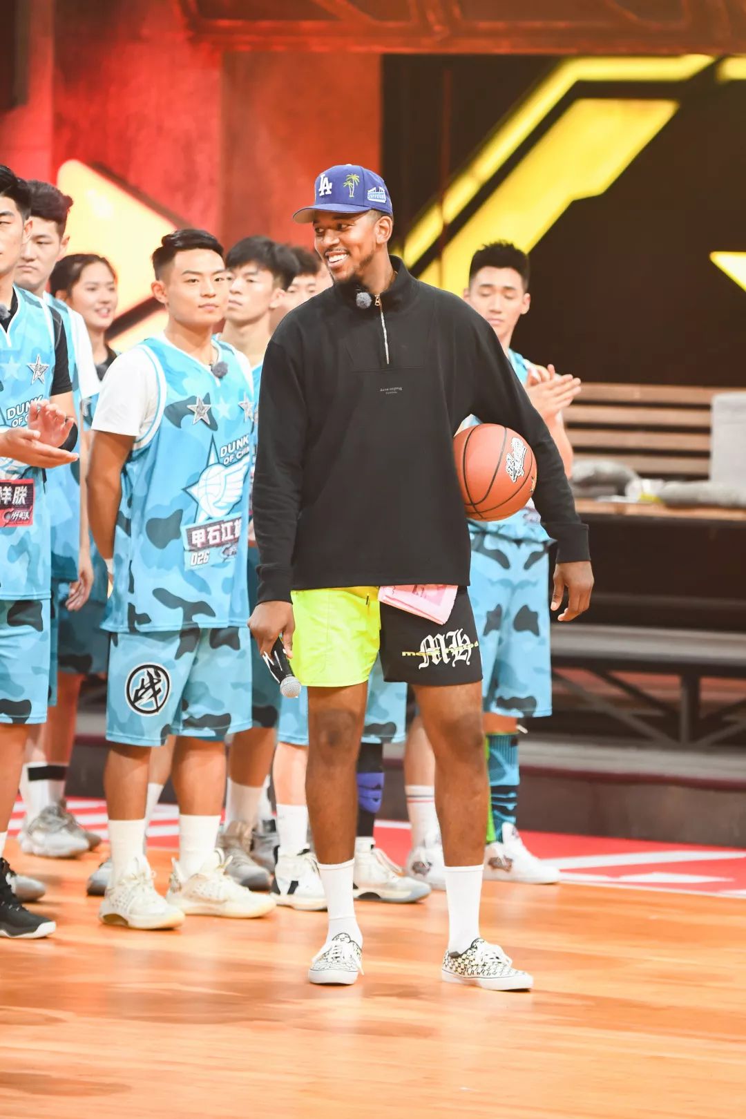 有哪些nba球星上脚aj6(孙悦也爱倒钩？白敬亭上脚经典AJ6黑红)