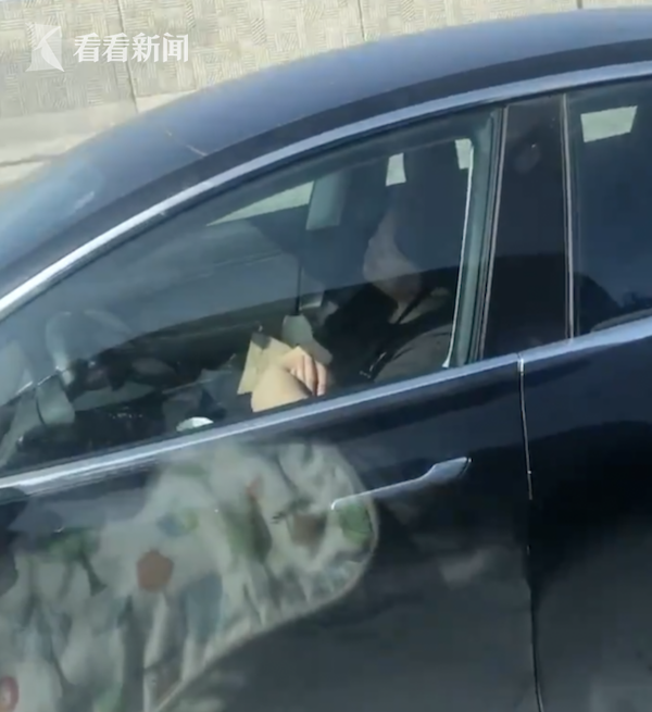 又一起！特斯拉在高速自动驾驶 司机乘客在车里呼呼大睡