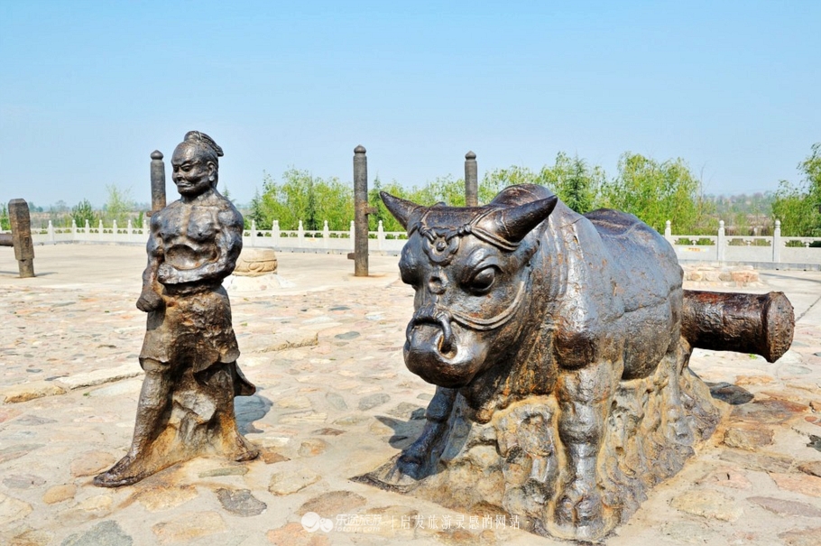 永济黄河大铁牛 砾华 / 文图与这组铁牛铁人同时出土,还有另外三个