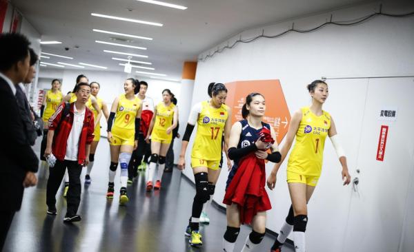 女排世界杯中国对日本录像回放(五战全胜一局没丢！中国女排3-0日本，结束世界杯第一阶段)