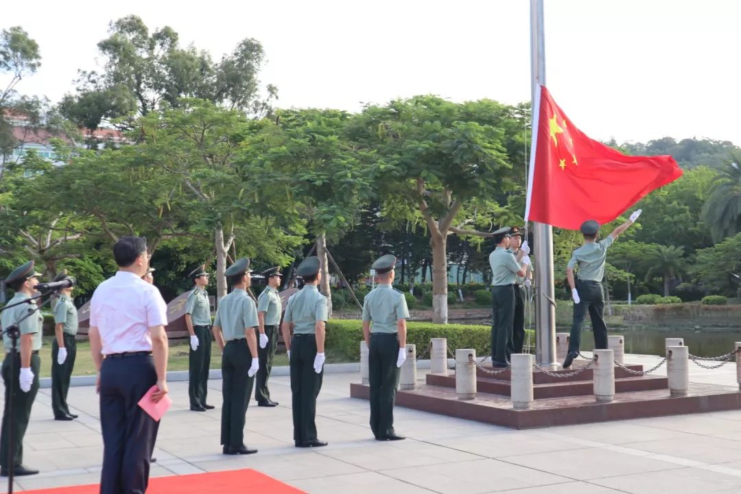 报告，旗已升！我在厦大做护旗手！