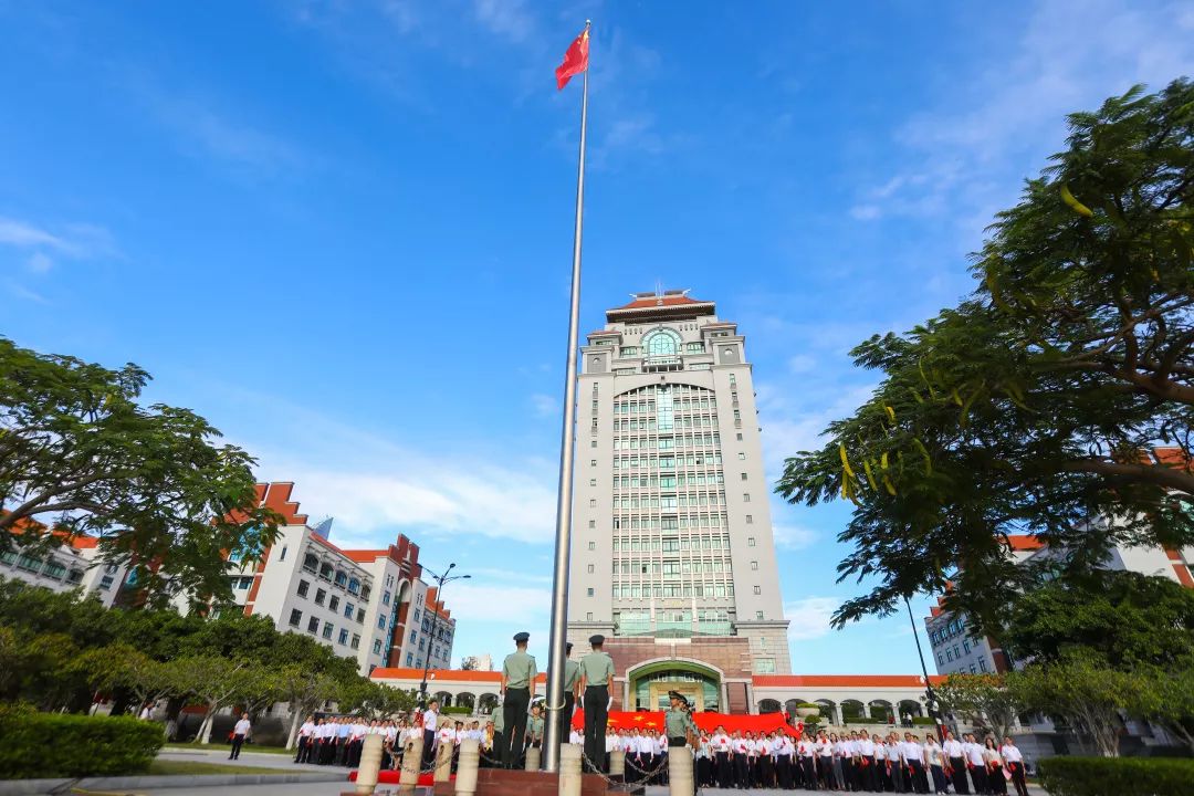 报告，旗已升！我在厦大做护旗手！