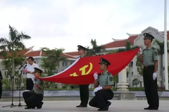 报告，旗已升！我在厦大做护旗手！