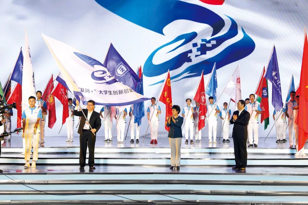 报告，旗已升！我在厦大做护旗手！