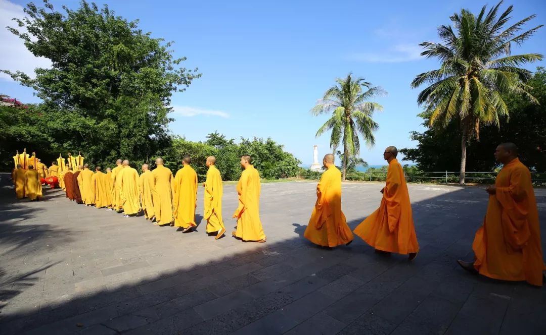 三亚南山寺举行水陆法会熏坛洒净仪式，祈愿世界和平、国泰民安