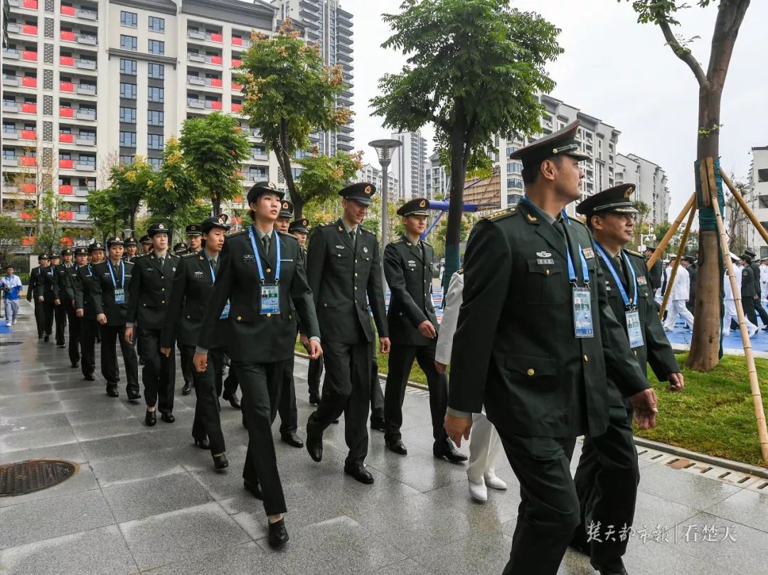 八一年女排世界杯领奖音乐(《新闻联播》给了她一个大特写，中国女排主力袁心玥军衔曝光)