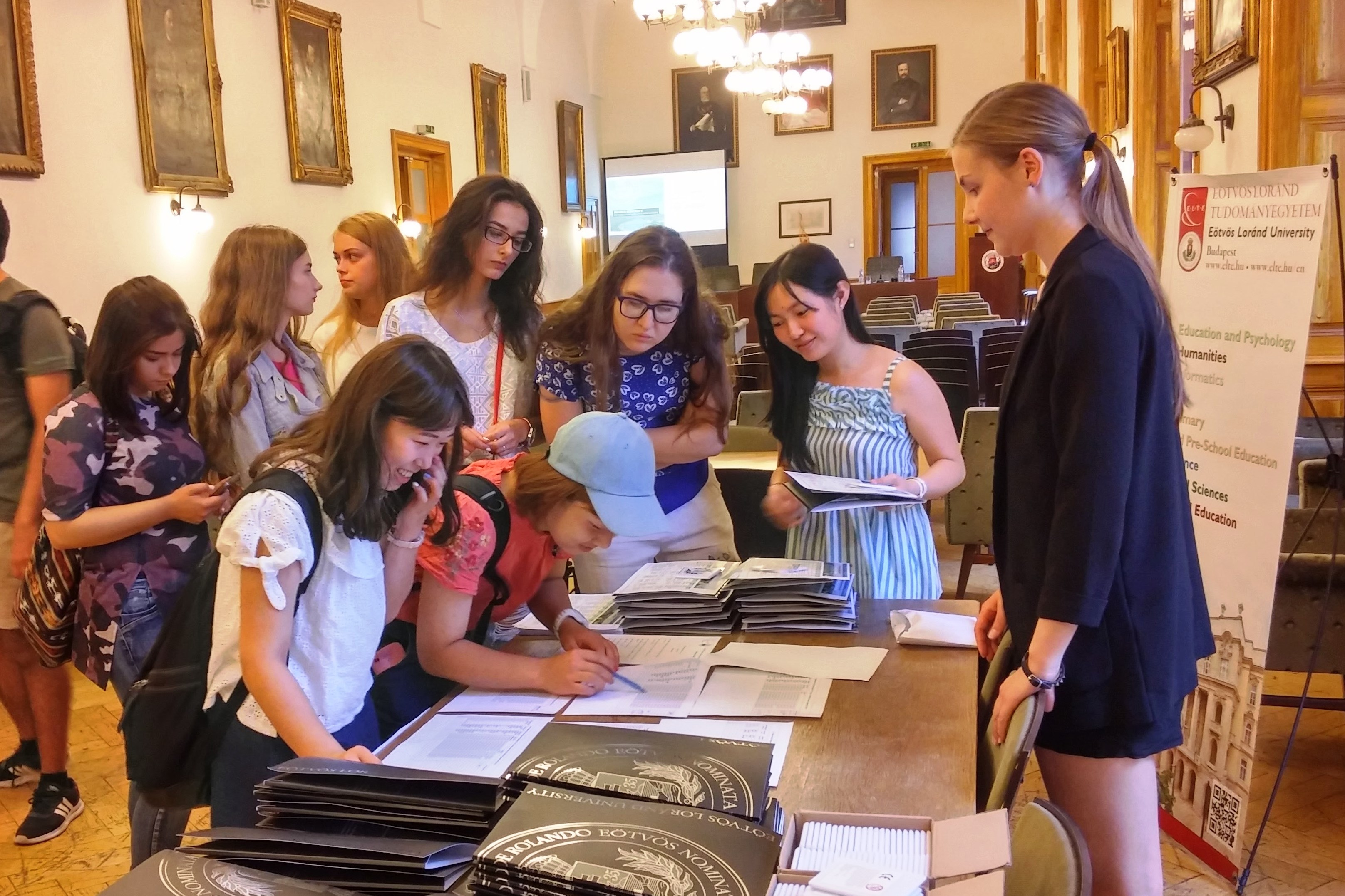 匈牙利留学哪个大学好申请(逾3万名外国学生选择留学匈牙利 罗兰大学