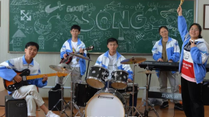 黄龙体育馆4500人为杭州6个高中生呐喊尖叫！主唱女孩的妈妈说：青春不应该只有学习和高考