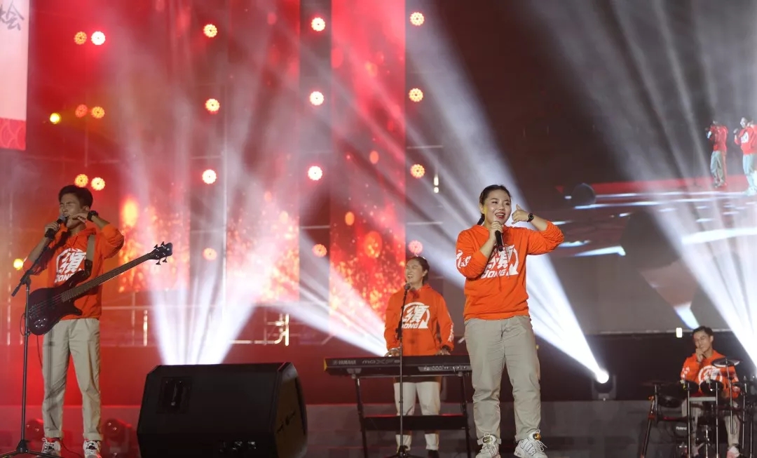 黄龙体育馆4500人为杭州6个高中生呐喊尖叫！主唱女孩的妈妈说：青春不应该只有学习和高考