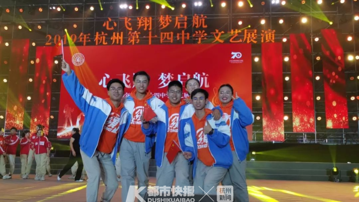 黄龙体育馆4500人为杭州6个高中生呐喊尖叫！主唱女孩的妈妈说：青春不应该只有学习和高考