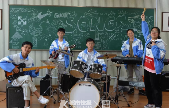 黄龙体育馆4500人为杭州6个高中生呐喊尖叫！主唱女孩的妈妈说：青春不应该只有学习和高考