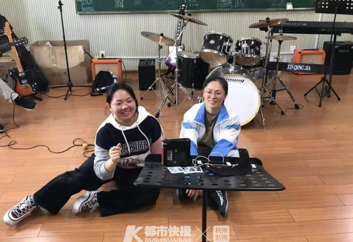 黄龙体育馆4500人为杭州6个高中生呐喊尖叫！主唱女孩的妈妈说：青春不应该只有学习和高考