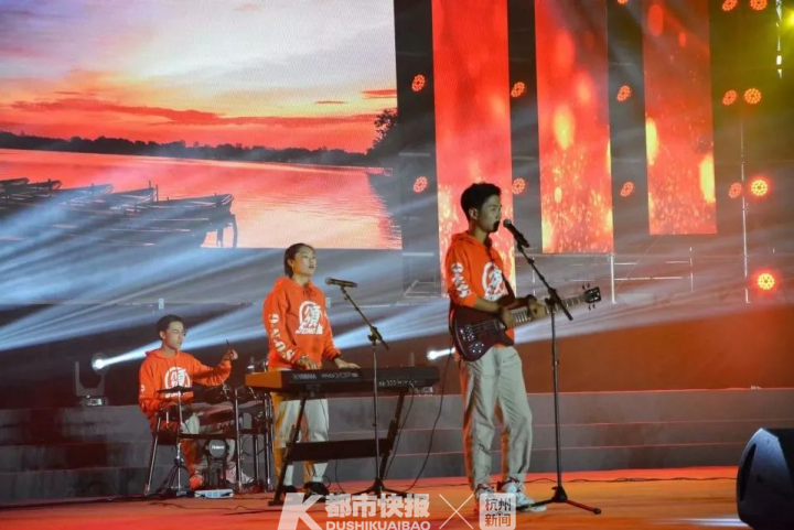 黄龙体育馆4500人为杭州6个高中生呐喊尖叫！主唱女孩的妈妈说：青春不应该只有学习和高考