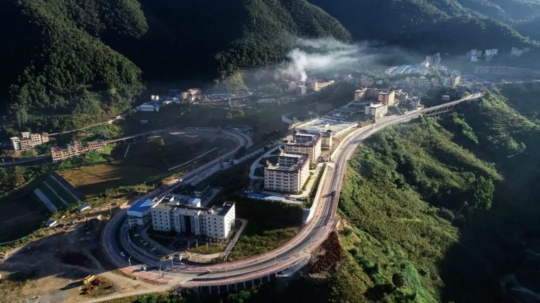 中国要警惕的一件事！一批县里的高中正在衰落，老师跑了，高考成绩整体下滑......