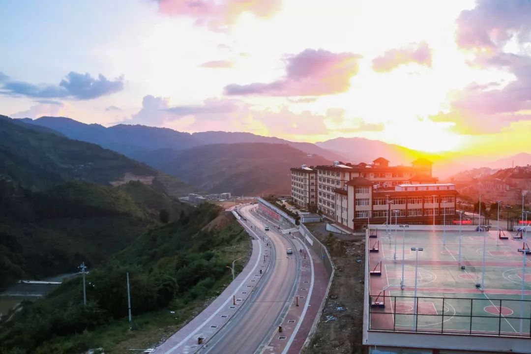 中国要警惕的一件事！一批县里的高中正在衰落，老师跑了，高考成绩整体下滑......