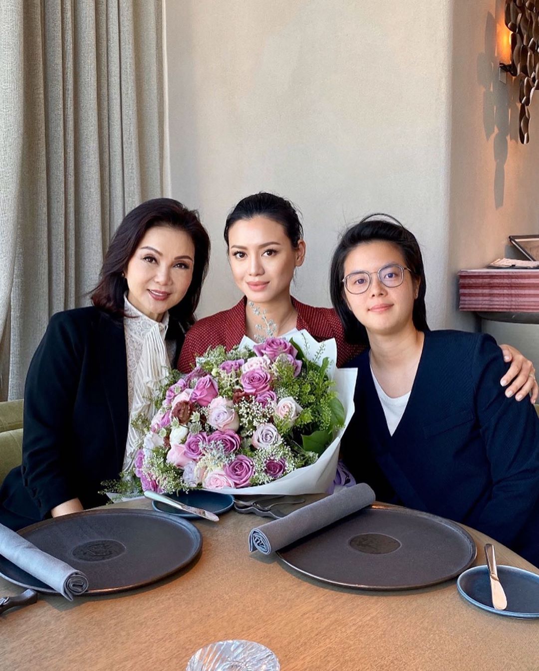“千亿儿媳”徐子淇为林建岳女儿庆生，香港顶级名媛个个颜值爆表