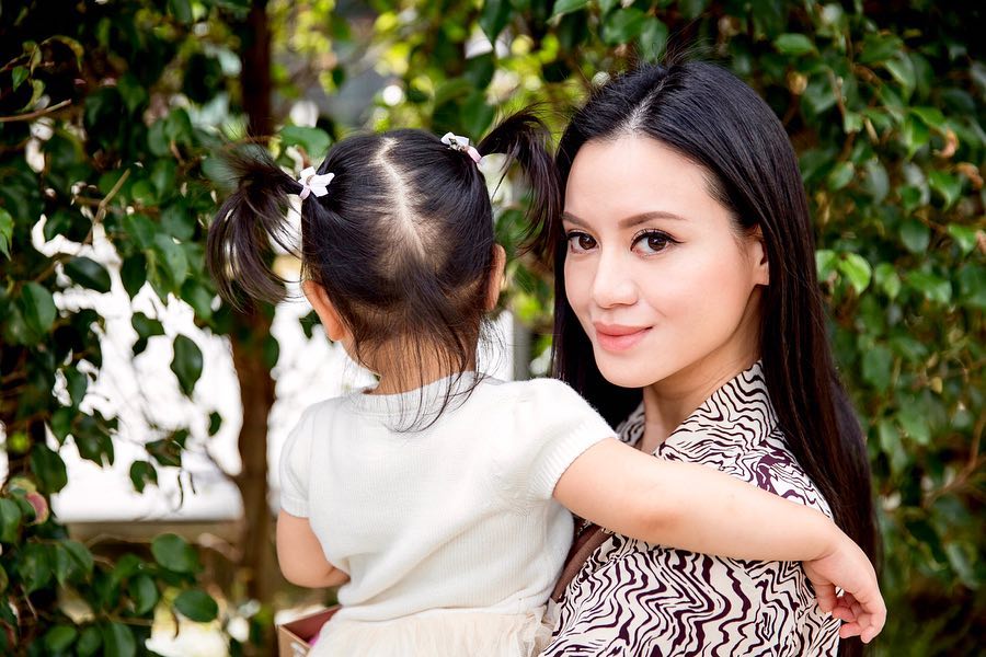 “千亿儿媳”徐子淇为林建岳女儿庆生，香港顶级名媛个个颜值爆表