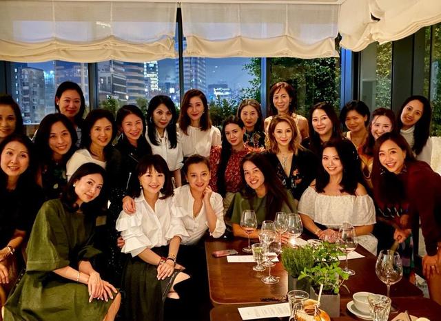 “千亿儿媳”徐子淇为林建岳女儿庆生，香港顶级名媛个个颜值爆表