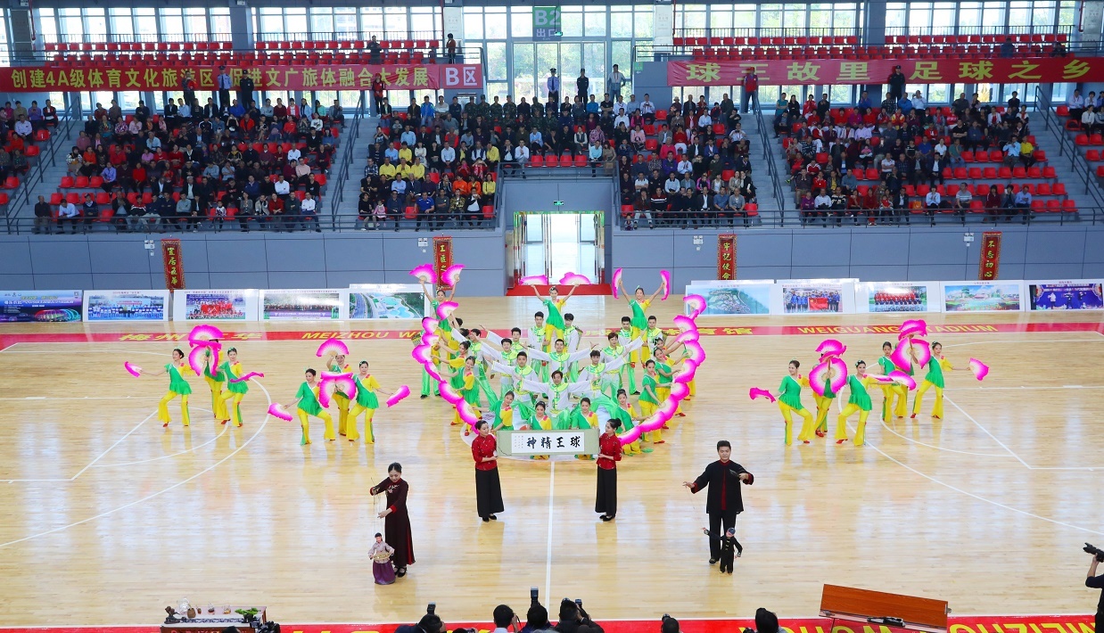 我想看cba篮球场在哪里(滚动｜CBA高标准篮球馆、羽毛球馆、游泳馆三馆合一，梅州五华威光体育馆全面开放)