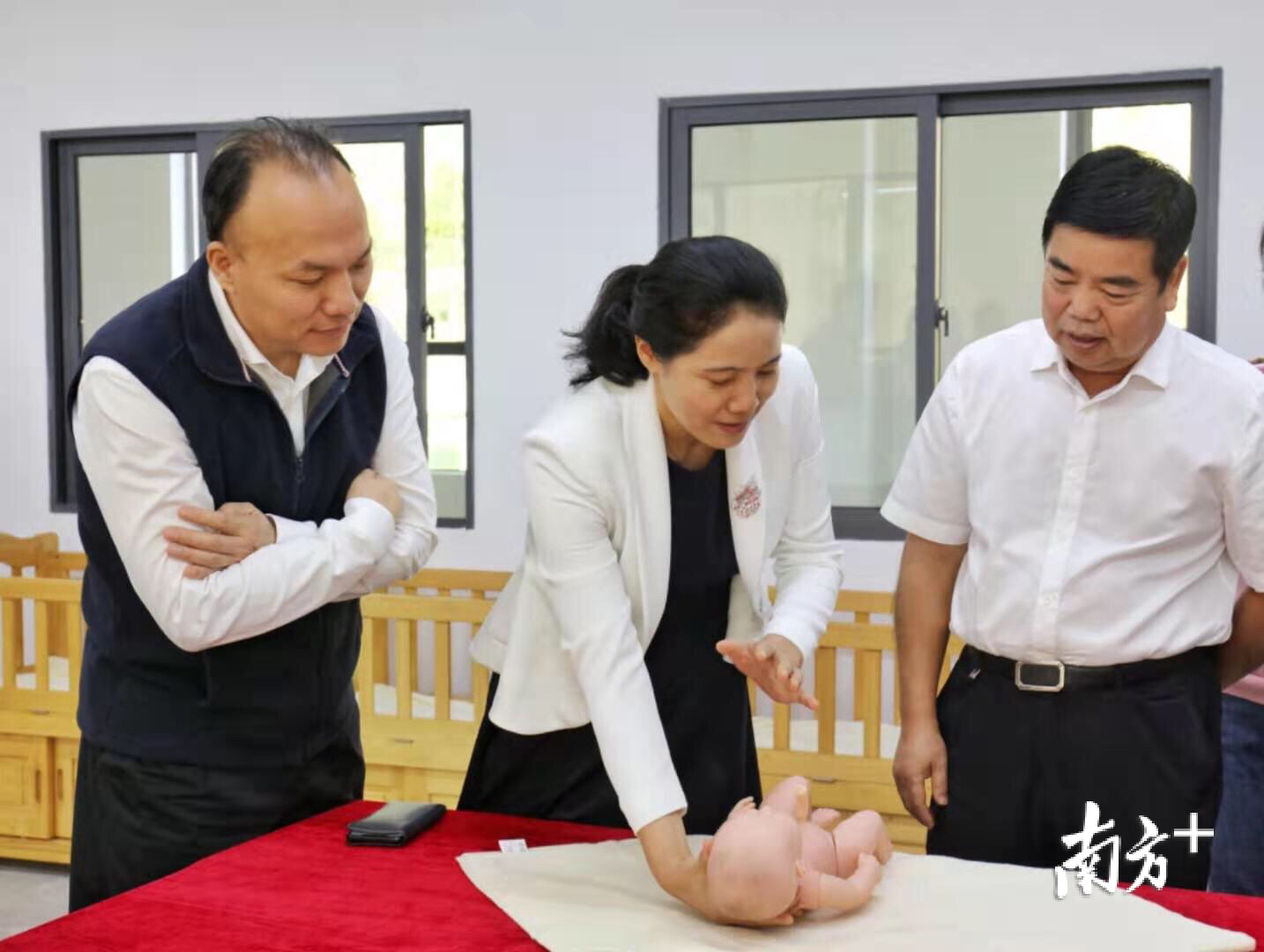 龙岗区家政与护理学院揭牌!重点开展母婴服务、婴幼儿照护等培训