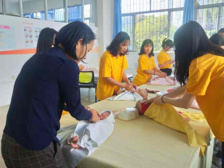 育婴、养老、调酒、茶艺、插花去哪里学？来广东南粤家政学院