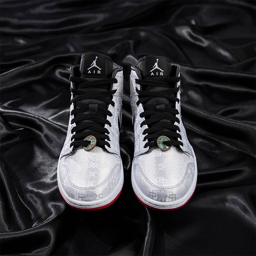 白丝绸领衔！今早 AJ1 家族三连发，你中了哪双？