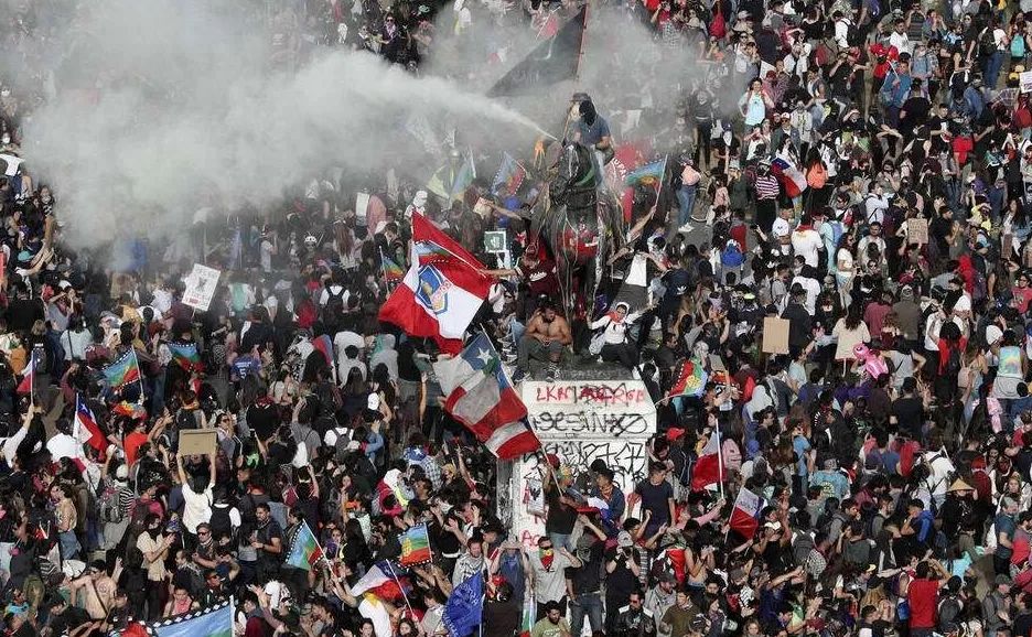 被美国忽悠了有多可怕？80名高中生引发国家大骚乱！只因30年前埋下一颗雷