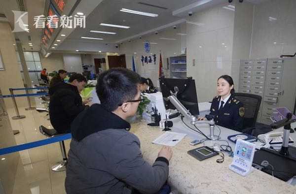 自2019年12月20日起启用新版海员证 上海今日签发首张新版海员证