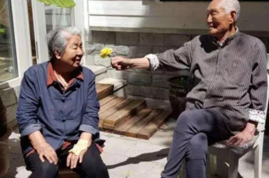 狗粮满满：妻子75岁生日 大爷准备一车神秘礼物