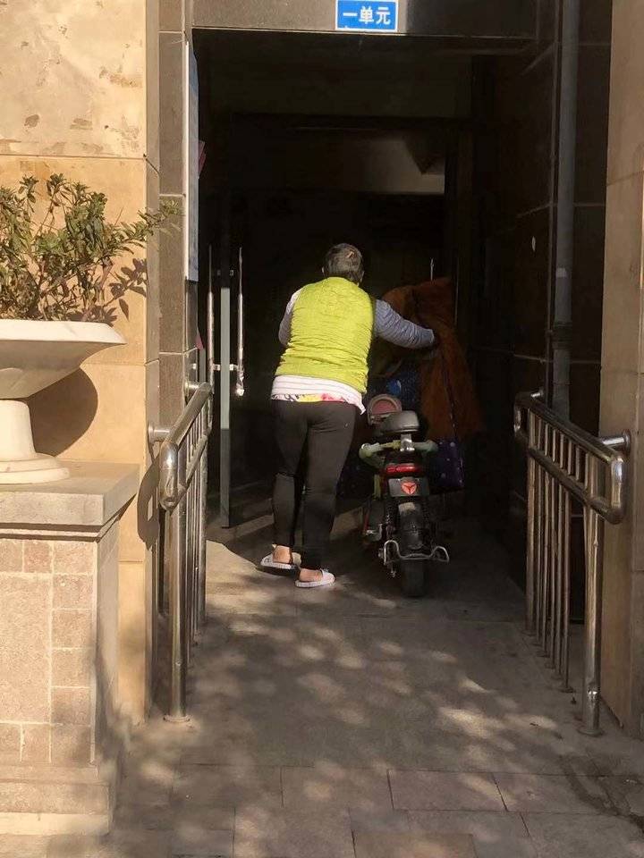 物业千元买台充电桩便可享全部收益 充电桩为何难入小区？