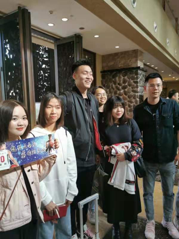 cba林书豪入住哪个酒店(CBA全明星各参赛人员已抵当地酒店 书豪为球迷热情签名)