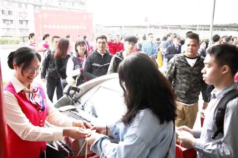 没带身份证？刷脸就可坐客车，省站车票现时充足