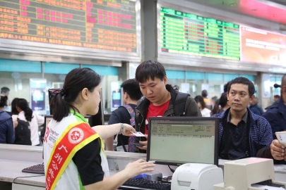 没带身份证？刷脸就可坐客车，省站车票现时充足