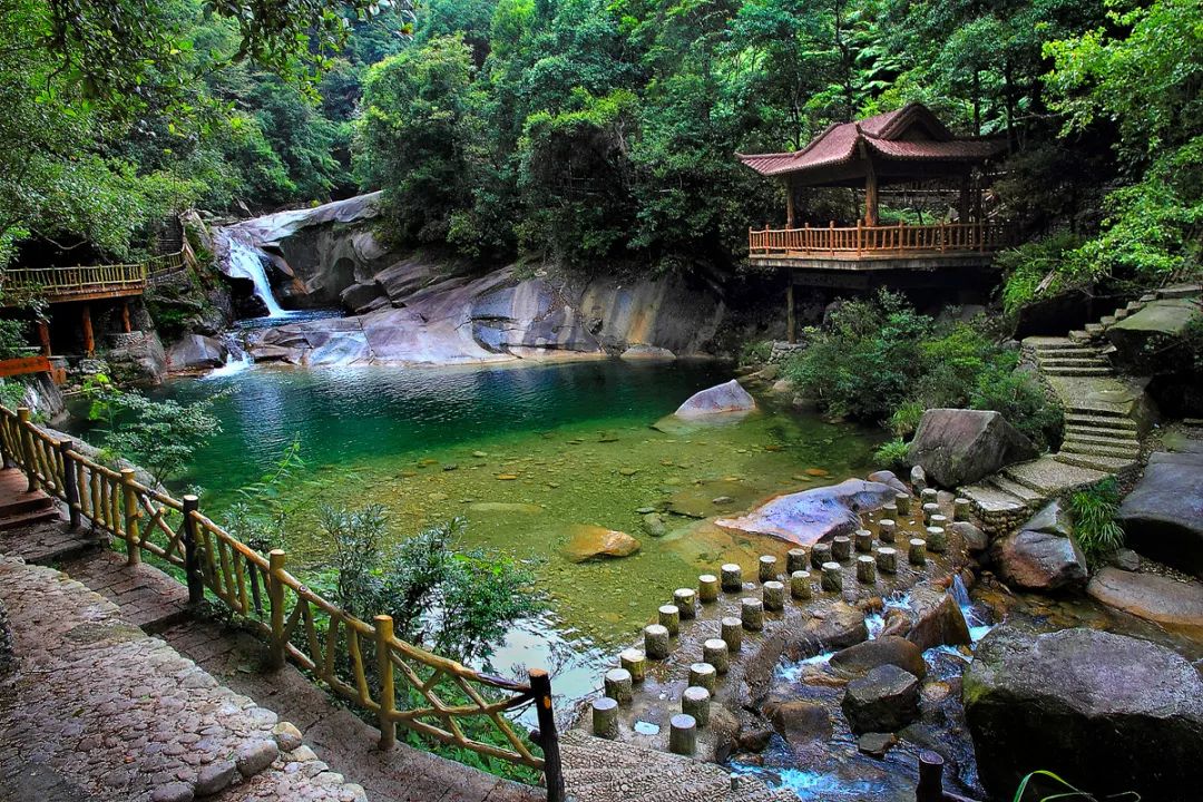 龙女沟景区地址:柳州市融水县四荣乡荣塘村3号月亮湾度假山庄门票:45