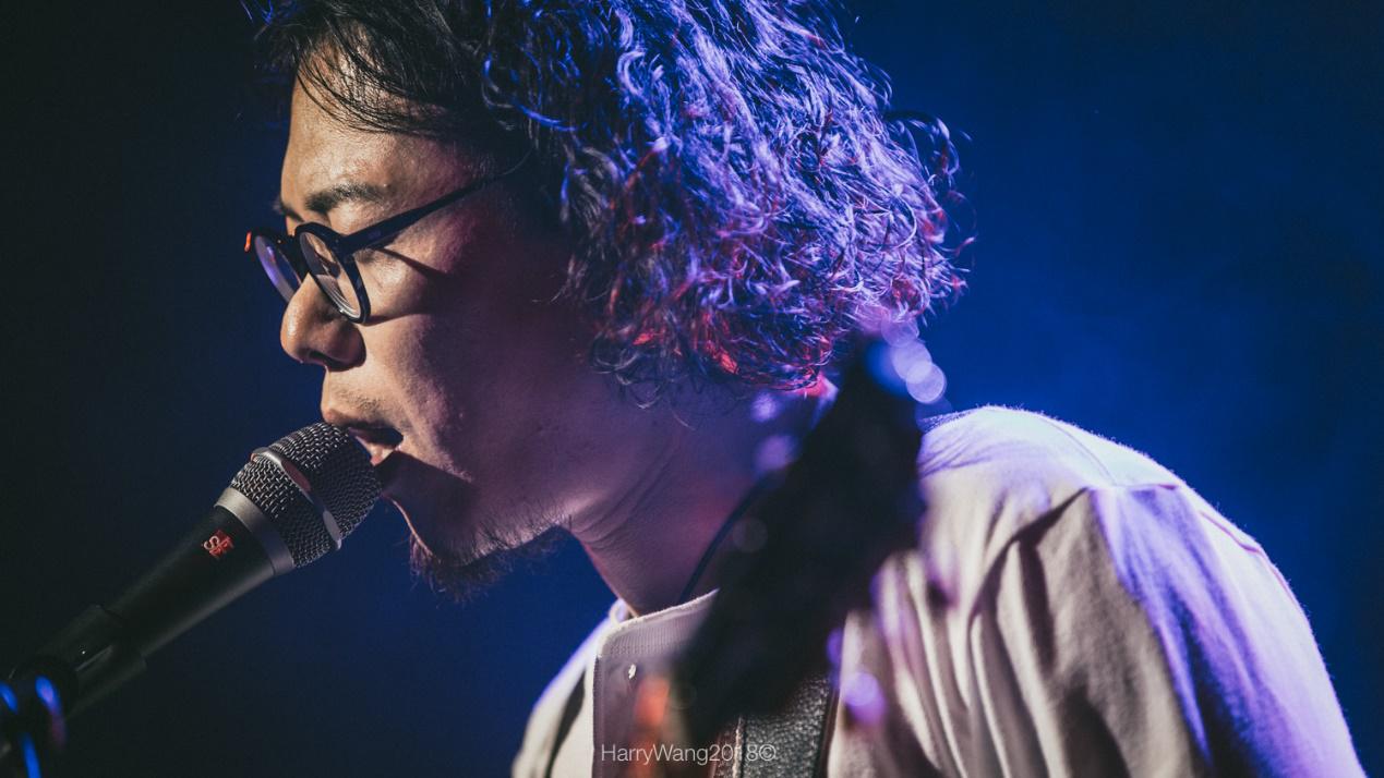 熠星演唱会都在用的某款动圈麦克风,加上自己平时听音乐的耳机做监听