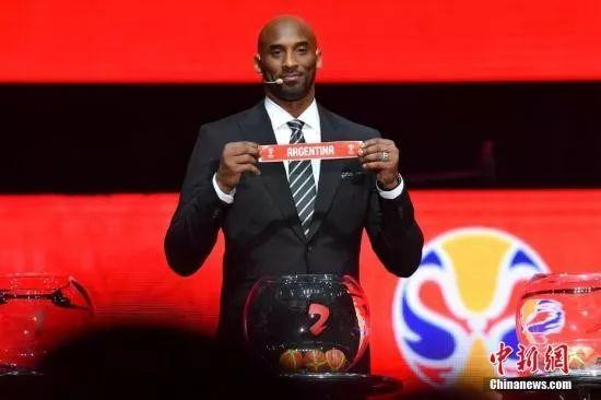 科比哪年退役(震惊！科比坠机去世，NBA传奇猝然谢幕)