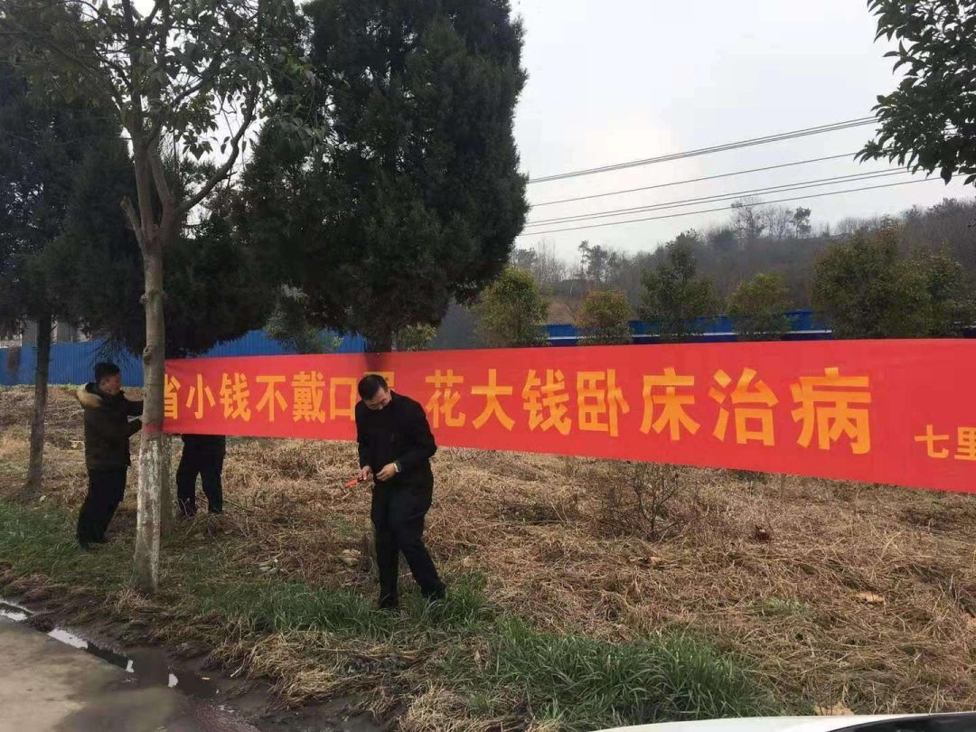 喂喂喂，乡亲们，村头大喇叭开始广播啦！还有这些“土味”标语横幅……