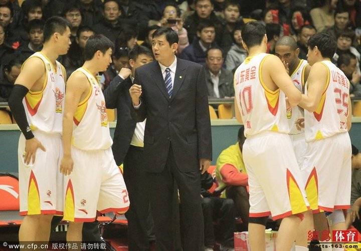 钱德勒签到nba了哪些队(山东篮球回忆｜2011-12赛季：大师归位，丁彦雨航初出茅庐)