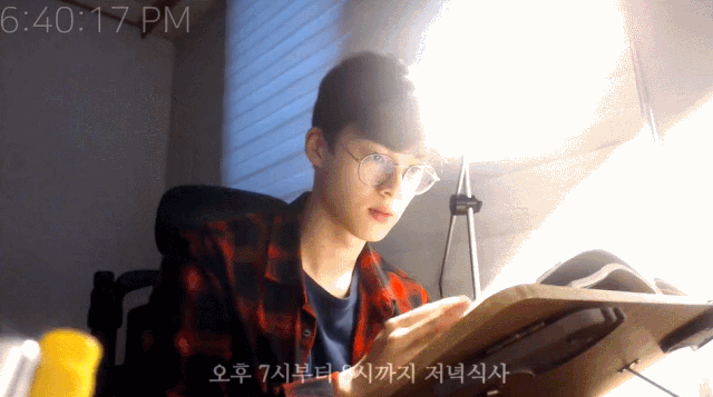 杭州高一男生一天写完一本《五年高考三年模拟》，几万人在线围观！写作业有什么好看的？