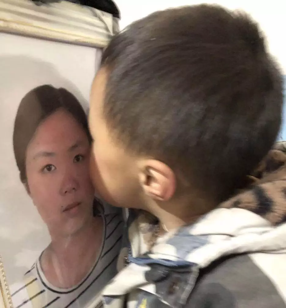 云南27岁女医生防疫途中车祸去世!丈夫逢人就问:您会PS吗?我们还没有一张全家福