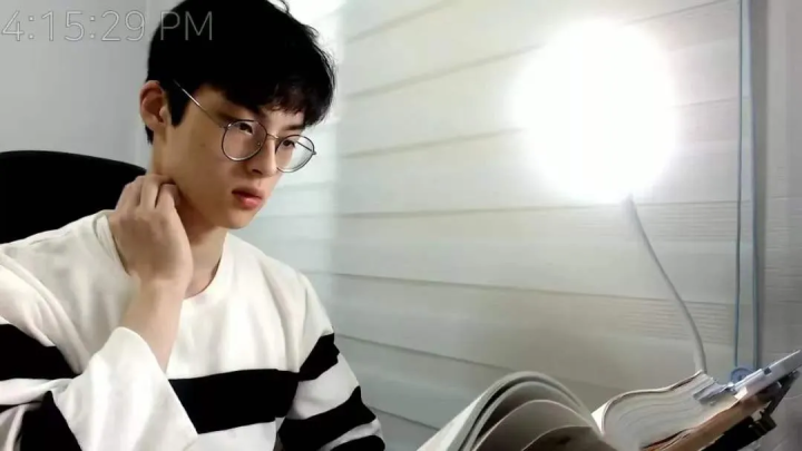 杭州高一男生一天写完一本《五年高考三年模拟》，几万人在线围观！写作业有什么好看的？