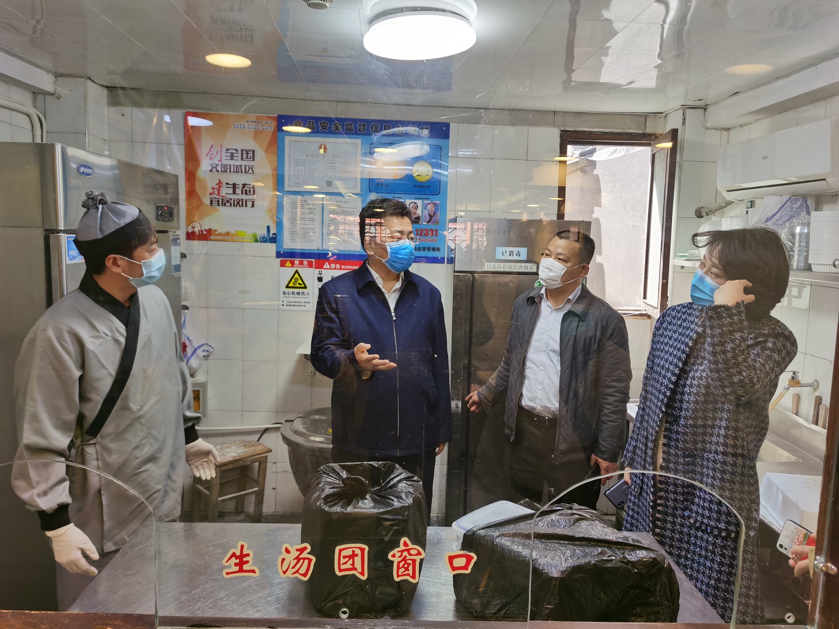 七宝老街再现旧味：摊子收集香烟火，好吃的送到上海人的餐桌