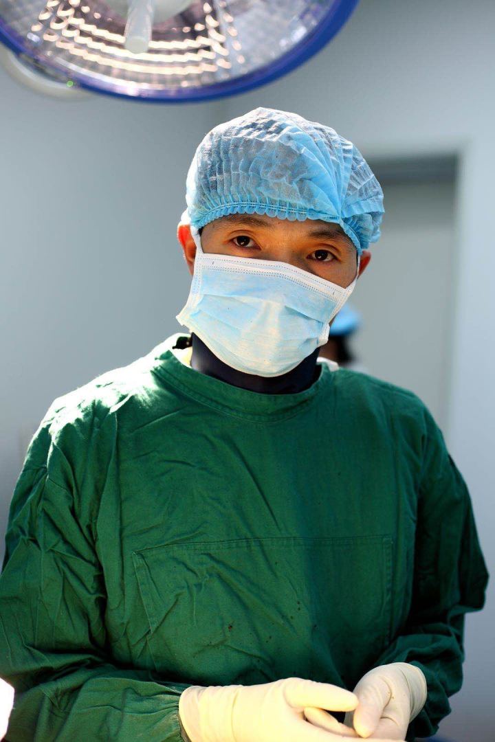 腰椎间盘突出致右腿疼痛麻木行动受限的治疗方案