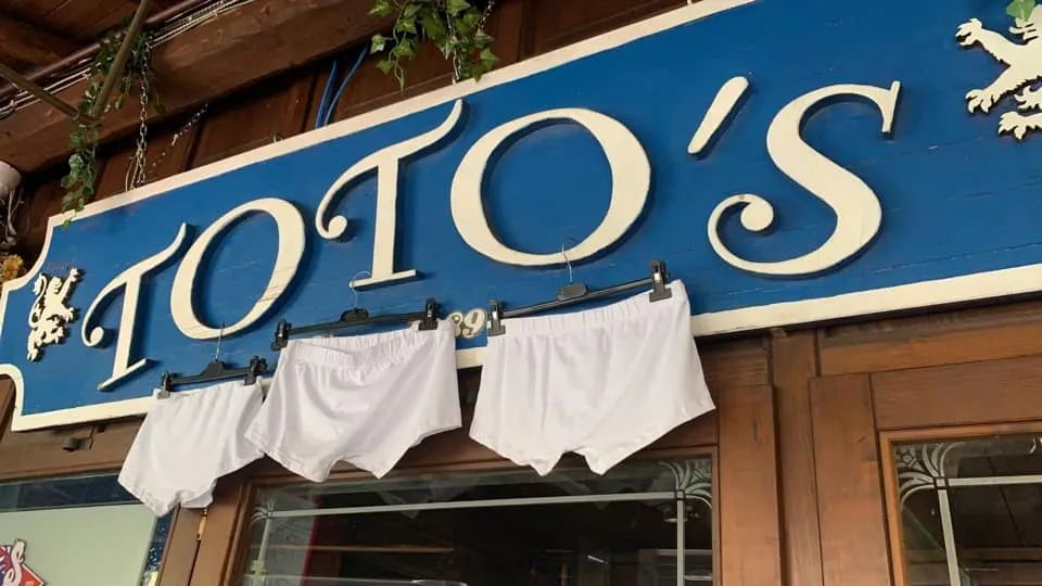 “黄背心”之后出现“白内裤”！意大利餐厅不能营业，老板挂白内裤抗议