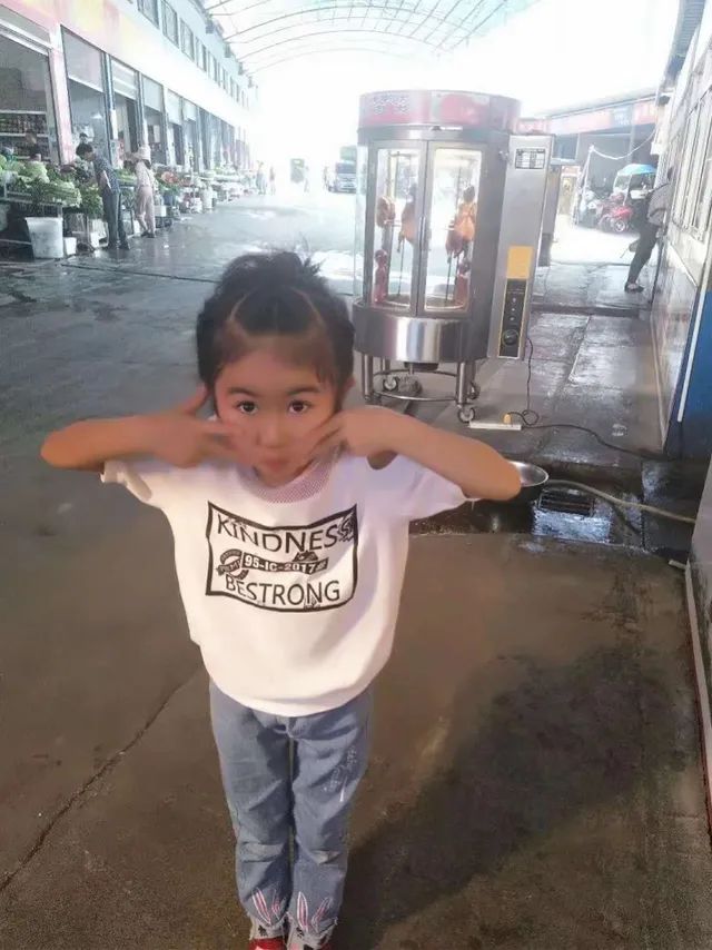 7岁女孩在温州卤味铺案板下上网课，妈妈发文“感觉对不住她”……25万网友点赞：我在这个姑娘的眼睛里看到了光与幸福