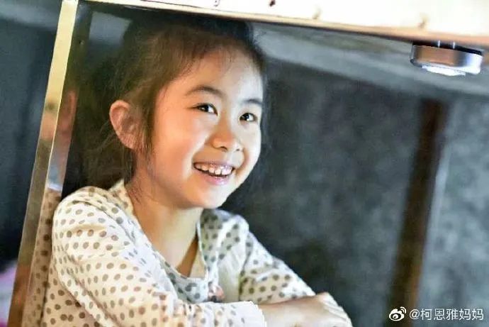 7岁女孩在温州卤味铺案板下上网课，妈妈发文“感觉对不住她”……25万网友点赞：我在这个姑娘的眼睛里看到了光与幸福